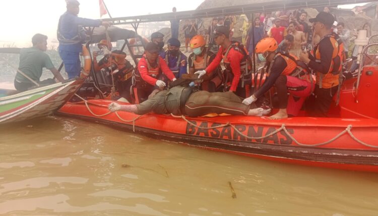 Sejumlah personel Tim SAR Gabungan menaikkan jenazah Azawani (64) ke atas perahu karet penyelamat setelah berhasil ditemukan mengapung di aliran Sungai Musi, tepatnya di bawah Jembatan Musi IV, Palembang, Sumatera Selatan.