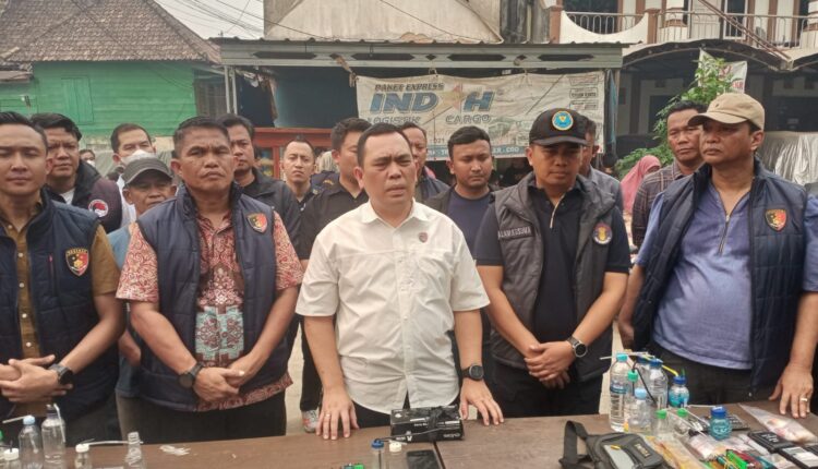 Direktur Reserse Narkoba Polda Sumsel Kombes Pol Patar Silalahi, didampingi Kasat Resnarkoba Polrestabes Palembang Kompol Muhammad Burhanudin Hanafiah, memberikan keterangan pers di lokasi penggerebekan sarang narkoba Jalan Memet Sastra Wirya, Lorong Manggar 2, Kelurahan Lawang Kidul, Kecamatan Ilir Timur II, Palembang, Sumatera Selatan.