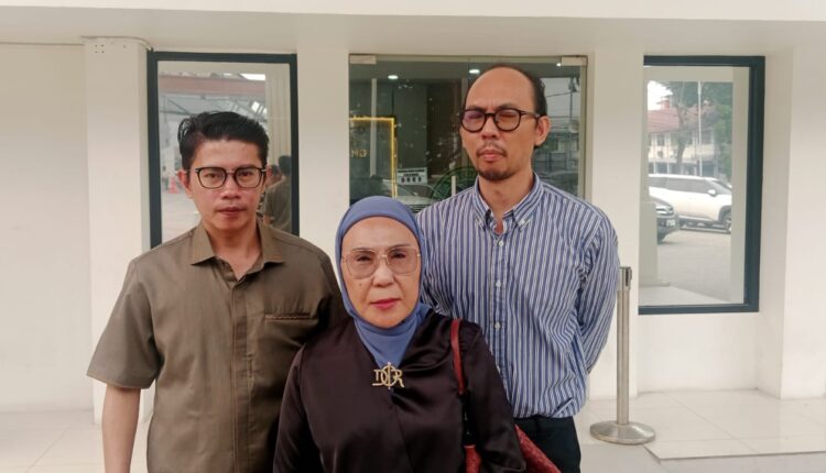 Kuasa hukum Albert John Lorenz, Titis Rachmawati, didampingi tim hukumnya, Andre Yunialdi dan Bayu Prasetya Andrinata, memberikan keterangan kepada awak media seusai sidang pembacaan putusan di Pengadilan Negeri (PN) Palembang, Sumatera Selatan.