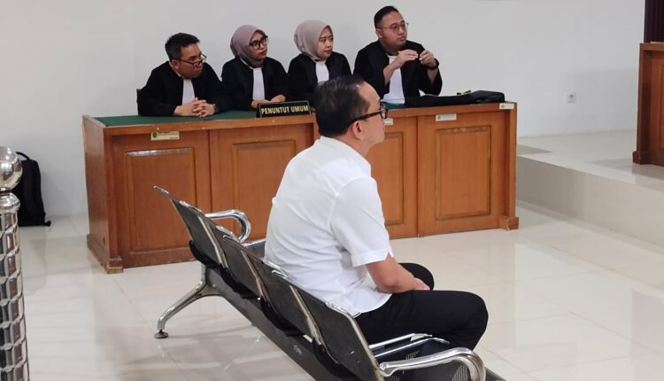 Terdakwa Yudi Kurniawan, mantan Kepala Wilayah Kerja Karang Agung pada Kesyahbandaran dan Otoritas Pelabuhan (KSOP) Kelas I Palembang, duduk mendengarkan pembacaan surat dakwaan oleh Tim Jaksa Penuntut Umum (JPU) di Pengadilan Negeri (PN) Tipikor Palembang, Sumatera Selatan.