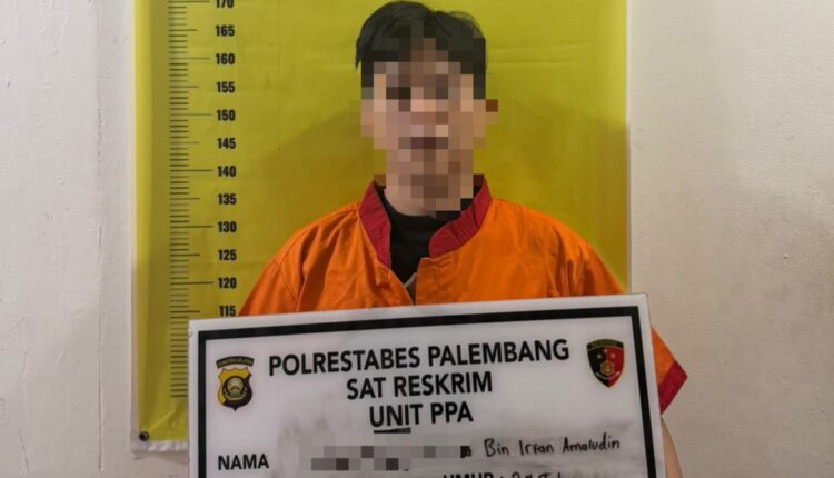 Tersangka AW (29) menjalani proses pemeriksaan di Unit Perlindungan Perempuan dan Anak (PPA) Satreskrim Polrestabes Palembang, Sumatera Selatan, terkait dugaan pelanggaran Undang-Undang Perlindungan Anak terhadap korban berinisial A (17).