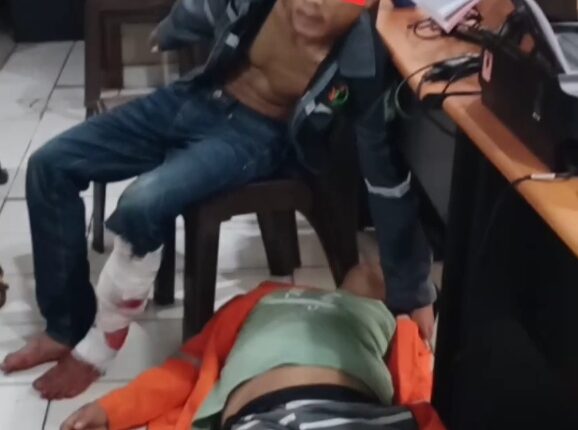 Dua tersangka penembakan polisi, Sarnubi (35) dan Boby Satria (21), menjalani pemeriksaan usai ditangkap oleh tim gabungan di markas Polrestabes Palembang, Sumatera Selatan.