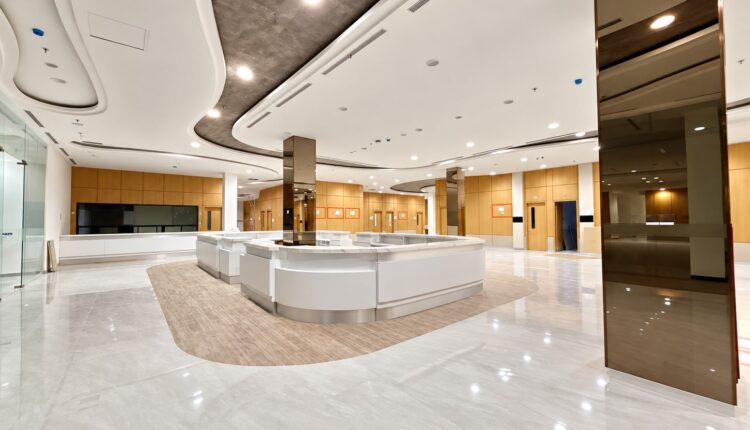 Pusat Layanan Rawat Jalan Terpadu Siloam Sriwijaya Palembang yang modern dan megah.