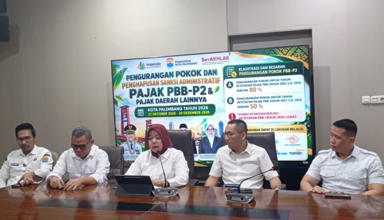Kepala Badan Pendapatan Daerah (Bapenda) Kota Palembang, Jamiah Haryanti memberikan keterangan pers kepada awak media terkait polemik tunggakan Pajak Bumi dan Bangunan (PBB-P2) Yayasan IGM di Kantor Bapenda Kota Palembang, Sumatera Selatan.