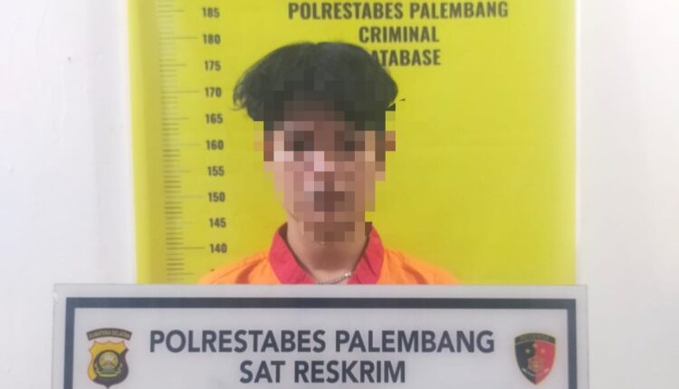Tersangka kasus persetubuhan terhadap anak di bawah umur berinisial RK (24) saat diamankan di ruang Unit Perlindungan Perempuan dan Anak (PPA) Satreskrim Polrestabes Palembang, Sumatera Selatan.