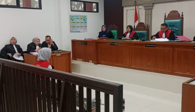 Terdakwa Oklina Zurhayati mendengarkan pembacaan surat dakwaan oleh Jaksa Penuntut Umum (JPU) dalam sidang kasus dugaan penggelapan uang jabatan di Pengadilan Negeri (PN) Palembang, Sumatera Selatan.