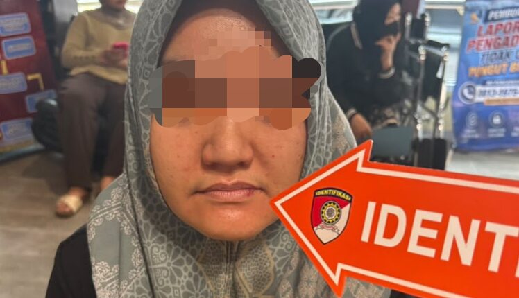 Korban dugaan kekerasan dalam rumah tangga (KDRT), MPS (34), menjalani pemeriksaan oleh tim identifikasi saat membuat laporan polisi di SPKT Polrestabes Palembang, Sumatera Selatan.