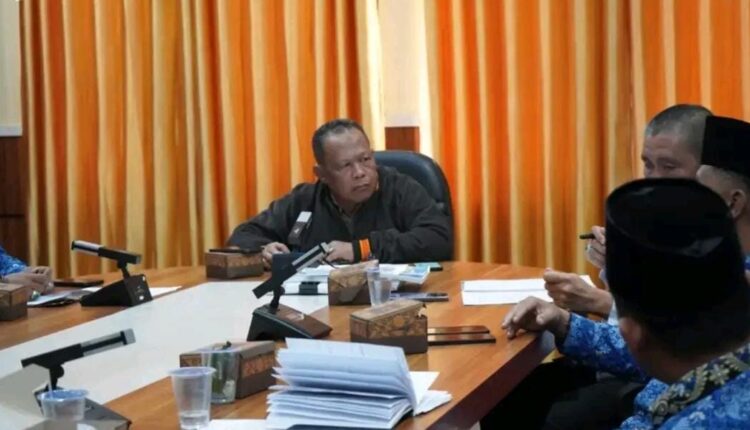 Asisten II Bidang Perekonomian dan Pembangunan Setdako Pagar Alam, Cholmin Heriyadi, memimpin Rapat Pemenuhan Kelengkapan Data Pembentukan BUMD Kota Pagar Alam di Ruang Rapat Besemah Tige, Kantor Wali Kota Pagar Alam, Sumatera Selatan.