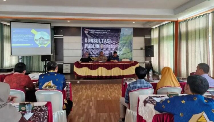 Asisten II Bidang Perekonomian dan Pembangunan Setdako Pagar Alam, Cholmin Heryadi memimpin jalannya Rapat Konsultasi Publik I dalam rangka Penyusunan Kajian Lingkungan Hidup Strategis (KLHS) Rencana Detail Tata Ruang (RDTR) Tahun 2026 Kota Pagar Alam di Gedung Serbaguna Hotel dan Villa Dempo Flower, Gunung Gare.