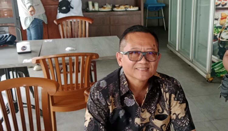 Direktur SWM Group, Hilarius Purwanto Kurniawan, memberikan keterangan pers kepada awak media mengenai tudingan aktivitas impor ilegal di Palembang, Sumatera Selatan.
