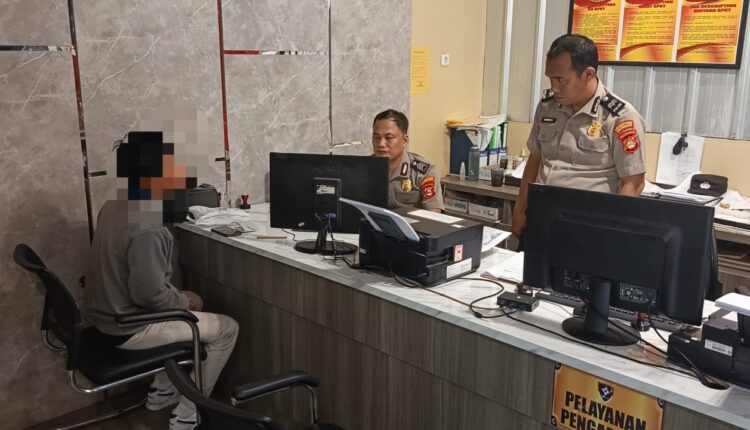 Korban penganiayaan berinisial HY (42) saat memberikan keterangan kepada petugas piket SPKT Polrestabes Palembang, Sumatera Selatan.