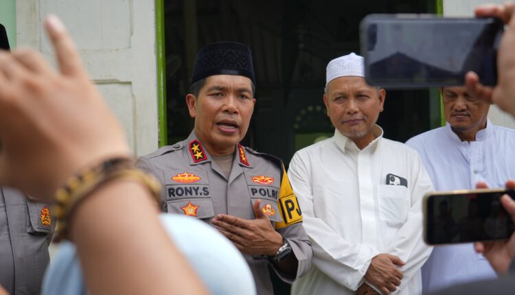 Kapolda Sumatera Selatan Irjen Pol Rony Samtana memberikan keterangan pers didampingi tokoh agama seusai melaksanakan Sholat Jumat Keliling di Masjid Lawang Kidul Boom Baru, Kecamatan Ilir Timur II, Palembang.
