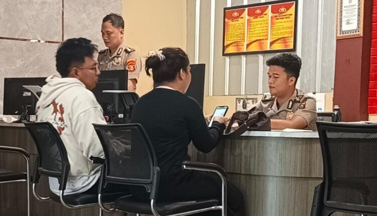 Korban penipuan berinisial SR (22) didampingi rekannya saat memberikan keterangan kepada petugas di Sentra Pelayanan Kepolisian Terpadu (SPKT) Polrestabes Palembang.
