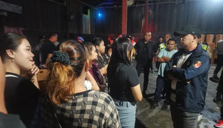 Kapolsek Sukarami Kompol Alex Andriyan menginterogasi dan memeriksa sejumlah pengunjung saat memimpin langsung razia tempat hiburan malam di kawasan Alang-Alang Lebar, Palembang.