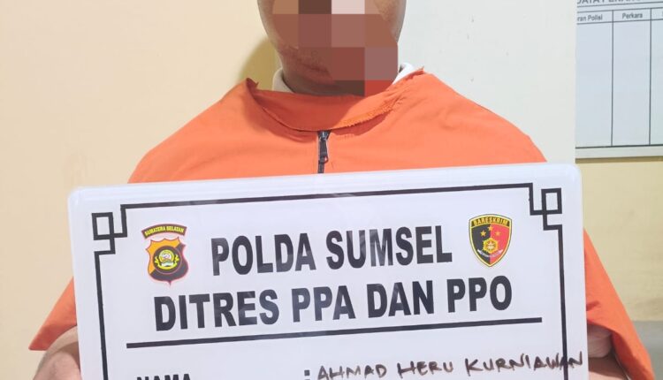 Tersangka berinisial AHK (24) memegang papan identitas perkara saat diamankan di Direktorat Reserse Perlindungan Perempuan dan Anak serta Perdagangan Orang (Ditreskrim PPA dan PPO) Polda Sumsel.