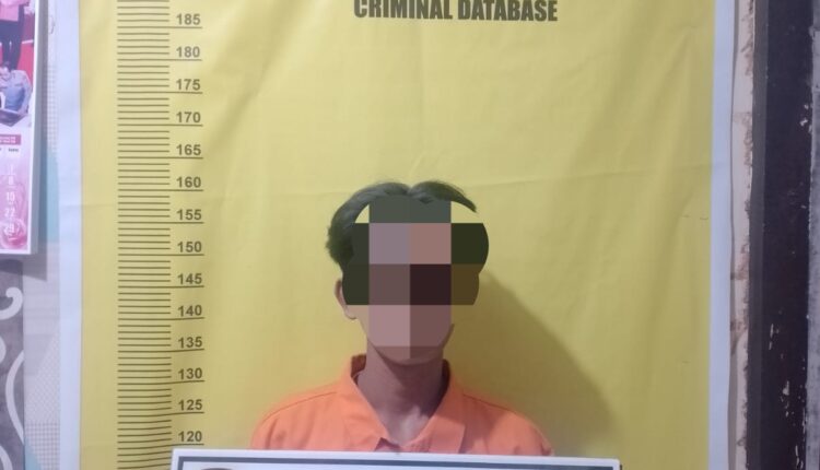 Seorang pemuda berinisial MP (22) menjalani proses identifikasi setelah diamankan oleh jajaran Unit Reskrim Polsek Seberang Ulu II, Polrestabes Palembang, Sumatra Selatan.